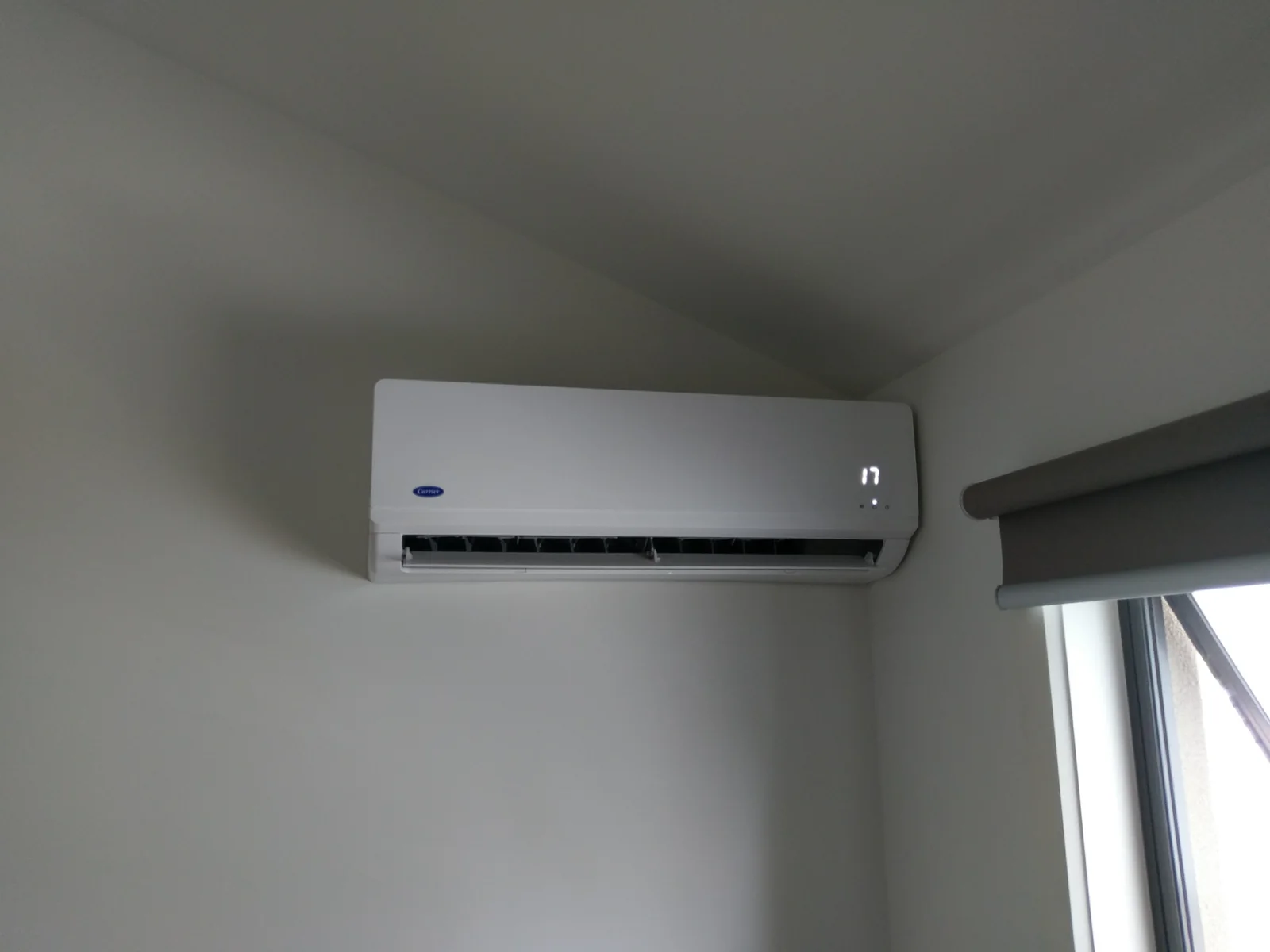 Carrier split system head installed in a corner of a living room